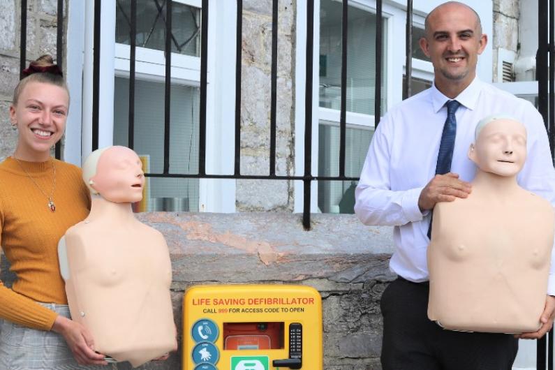 Defibrillator training 970 x 500